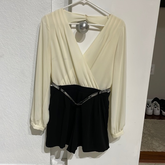 Classy Romper with open back - Picture 1 of 10